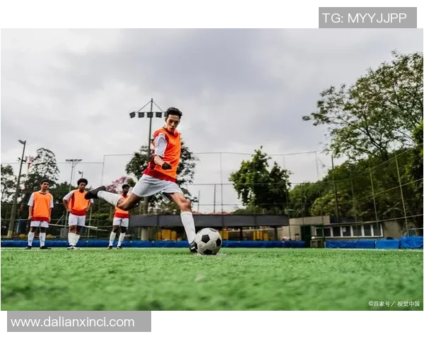 体格最为强壮的足球球星力量与激情并存的绿茵传奇