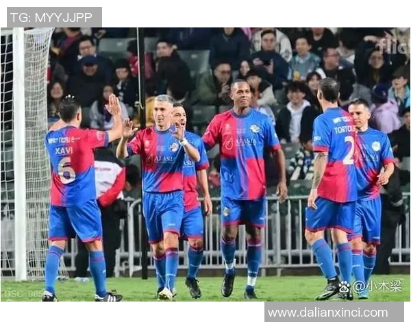 女子摄影师镜头下的足球传奇星光 记录球场英雄背后的故事与魅力