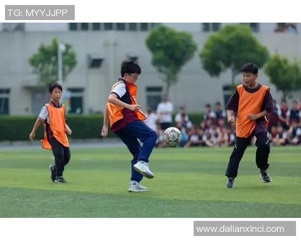 绿茵场上巨星潇洒突破瞬间尽显速度与力量之美