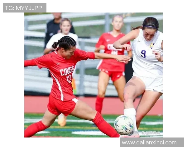 与足球明星合影的女性性格揭秘:她们为何成为镜头焦点背后的秘密 与足球明星合影的女性性格揭秘:她们为何成为镜头焦点背后的秘密