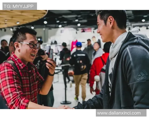 球星穿足球七分裤引领潮流风尚 运动与时尚完美融合